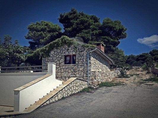 Das Nebengebäude strahlt in authentischer Ästhetik