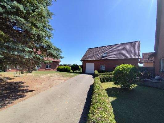 Garagenzufahrt zu Wohnhaus 2