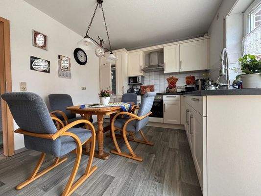 EG Küche mit Einbauküche