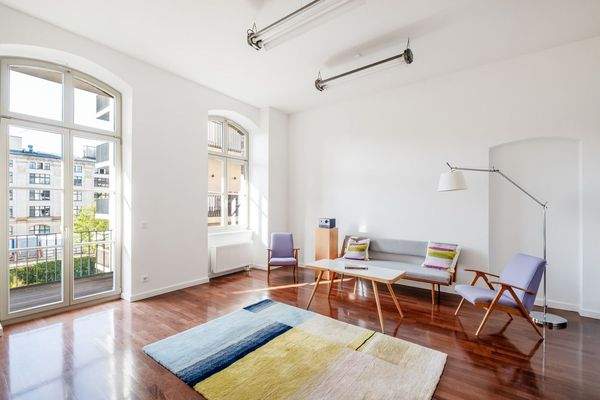 Wohnbereich mit Zugang zum Balkon