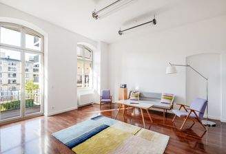 Wohnbereich mit Zugang zum Balkon