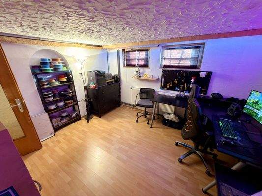 Keller Büro/Schlafzimmer 2