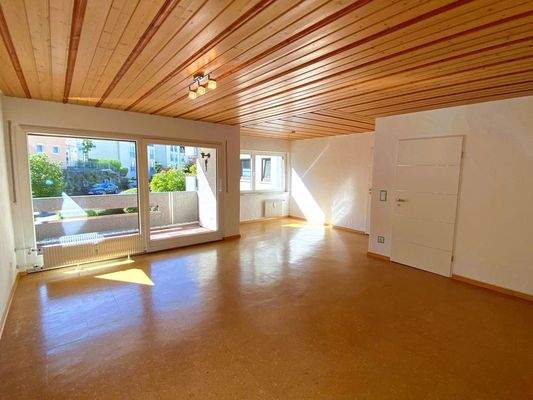 Wohnzimmer mit Balkonzugang und Essbereich