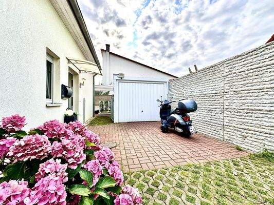 Blick zur Garage und links das Haus