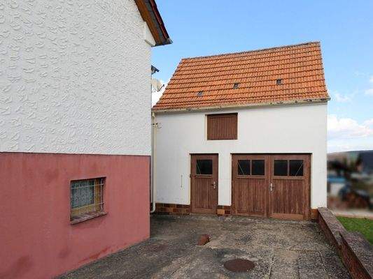 Hofeinfahrt und Nebengebäude