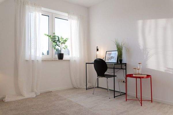 Heller Arbeitsplatz am Fenster