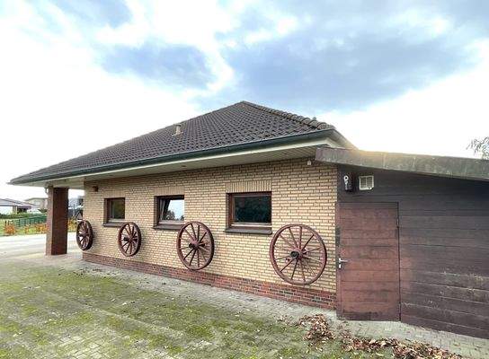 Seitenansicht mit Geräteschuppen