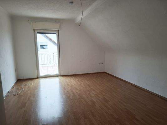 OG Zimmer 1 mit Balkon.jpg