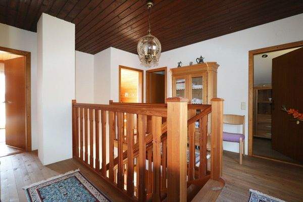 Flur und Stiegenaufgang im OG