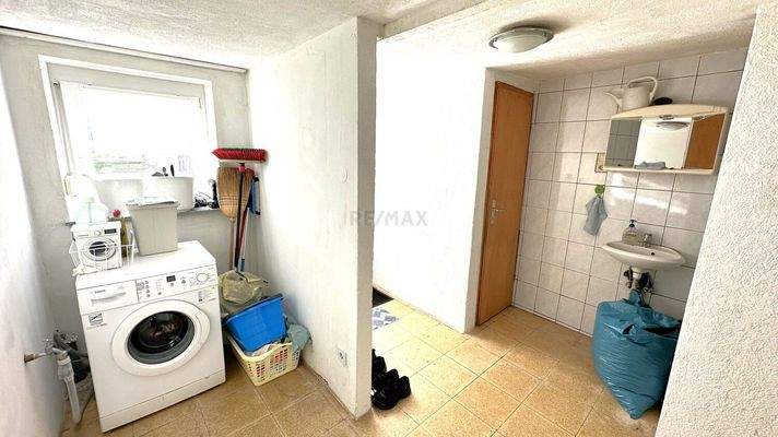 Waschküche und zusätzliches WC