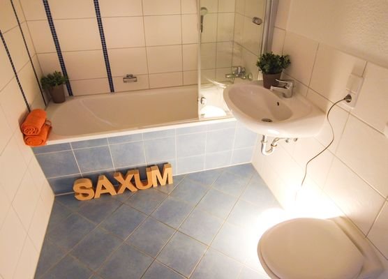 Bad mit Wanne und Duschabtrennung