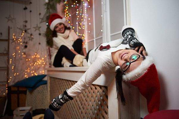 gluckliche-mutter-und-tochter-sitzen-auf-einer-fensterbank-weihnachten-e