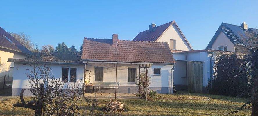 Gartenansicht auf Gebäude