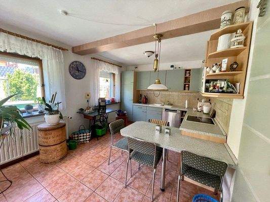 Küche mit Einbauküche