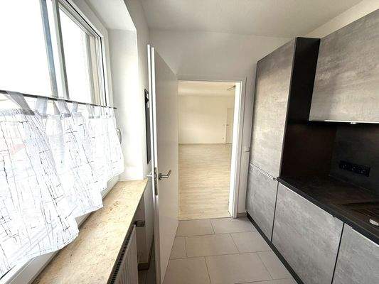 Küche mit Zugang zum Wohn/Esszimmer