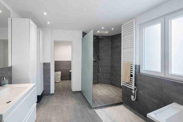 Bad mit XXL Dusche und separatem WC-Bereich