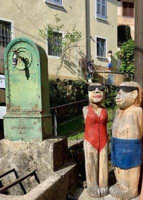 Holz-Skulpturen im autofreien Künstlerdorf