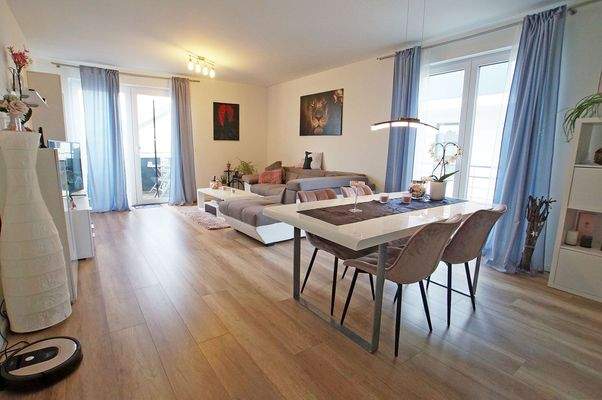 Wohnzimmer mit Balkon