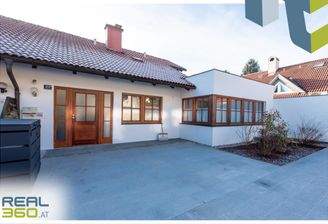 Neu gestalteter Vorplatz