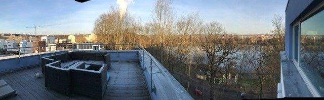 Blick von der Dachterrasse über den Schloßteich