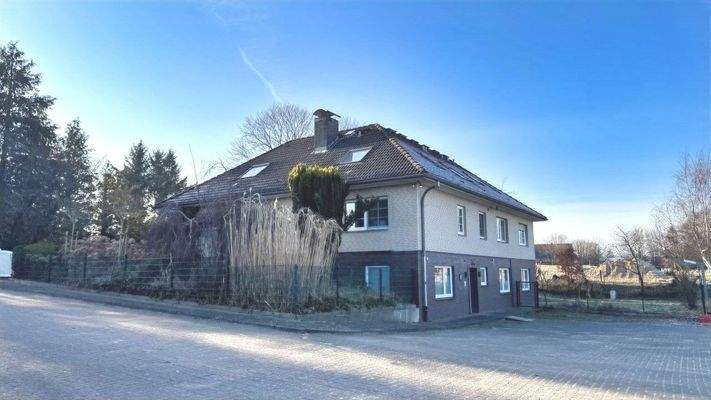 Seitenansicht mit Stellplätzen