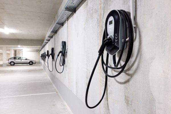 Parkplatz für Elektrofahrzeuge mit Lademöglichkeit