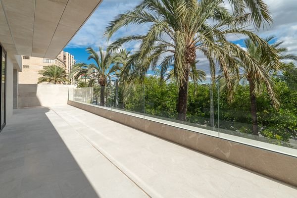 Große Terrasse mit Hafenblick