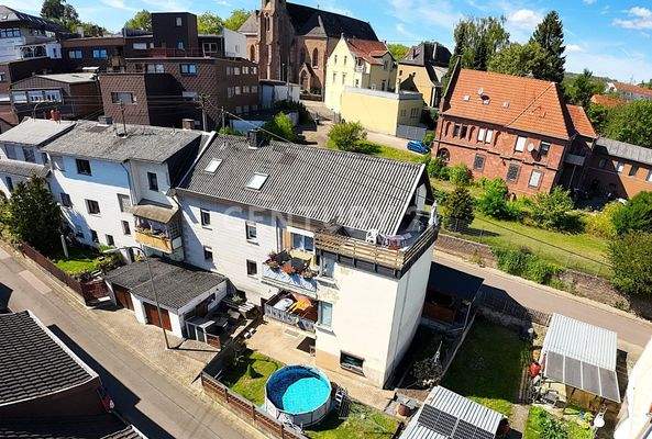 Rückseite des Hauses mit Sicht zur Dachterrasse
