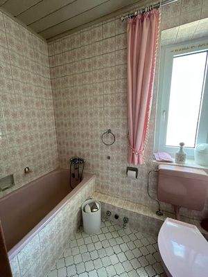 Tageslichtbad mit Wanne.