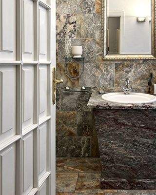 Gäste-WC im Erdgeschoss mit Carraramarmor 