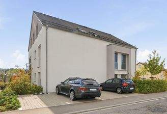 Pkw-Stellplatz (l.)