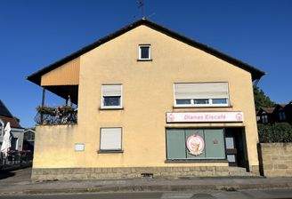 Westansicht mit Ladenzugang und Loggia im Obergeschoss