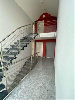 Treppenhaus mit Aufzug