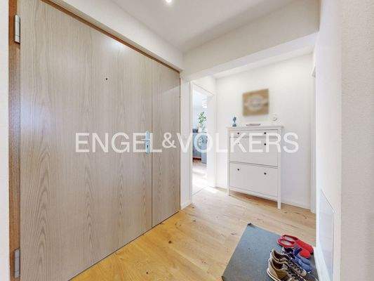 Eingangstür und großzügiger Eingangsbereich