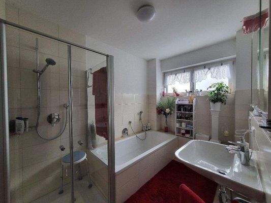 Bad im EG mit Badewanne und Echtglasdusche.jpg