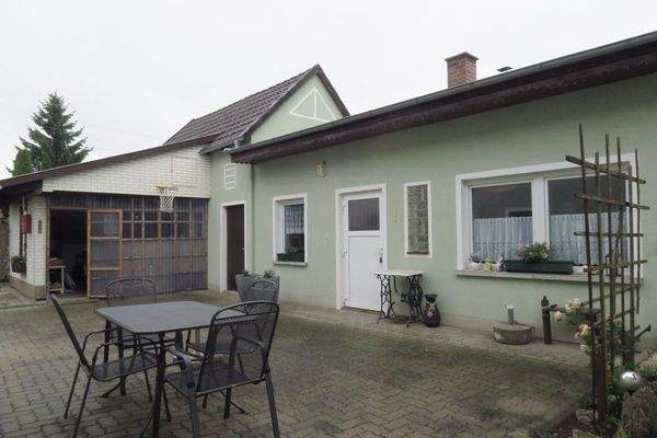 Nebengebäude + Hoffläche