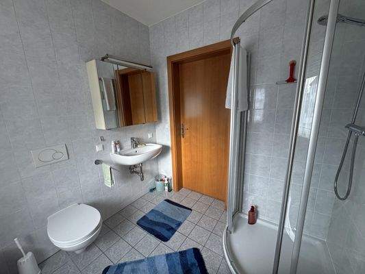 Badezimmer mit Dusche, Wanne und WC