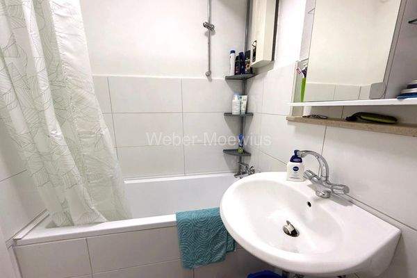 3423 Wannenbad mit Duschvorrichtung b