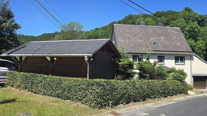 Hausansicht mit Carport