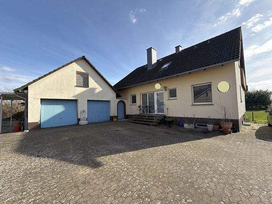 Hausansicht mit Garagen