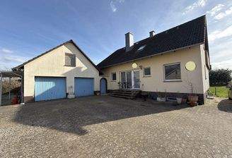 Hausansicht mit Garagen