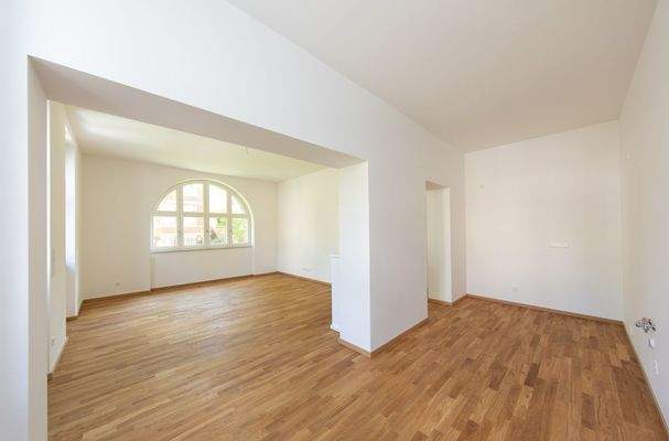 Wohnzimmer mit offener Küche