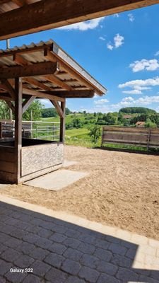 Ausblick vom Stall in die freie Landschaft