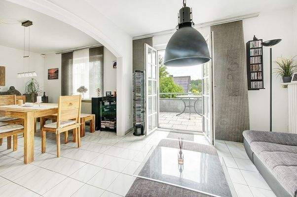 Wohn- und Essraum mit Balkon