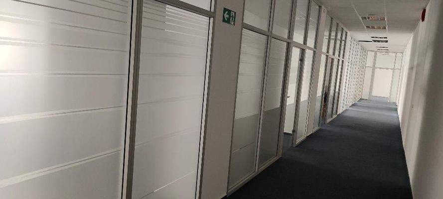 Flur mit Glaswänden zu den Büros