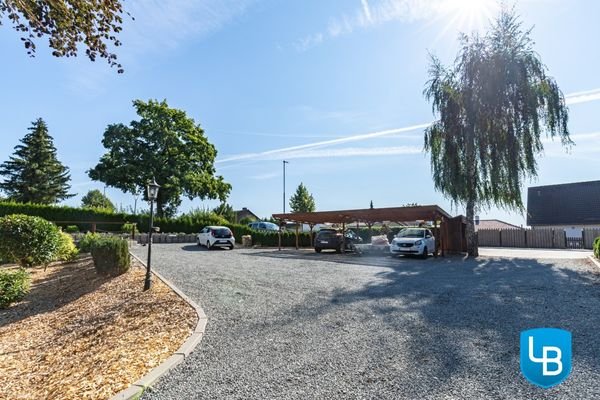 Carport und Stellplätze