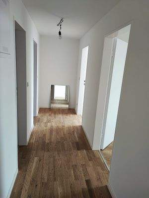 Heller Flur mit Holzboden