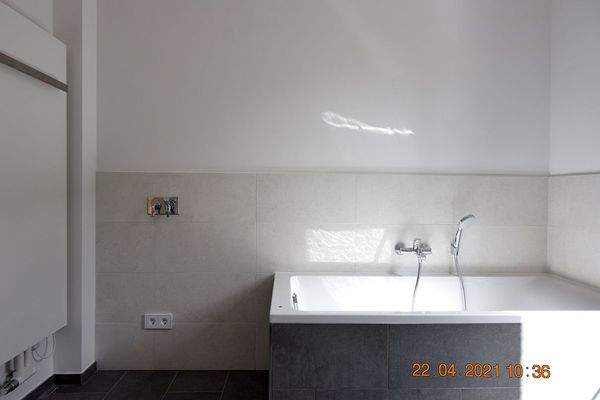 Bad mit Wanne und Dusche