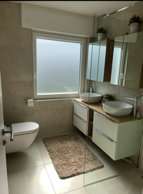 Modernes Duschbad im EG