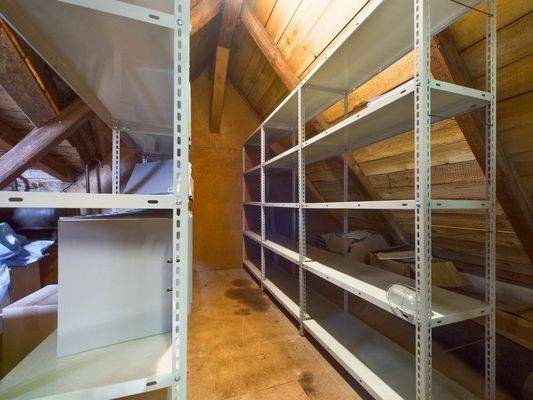 Aktenlager über Abstellraum Laden